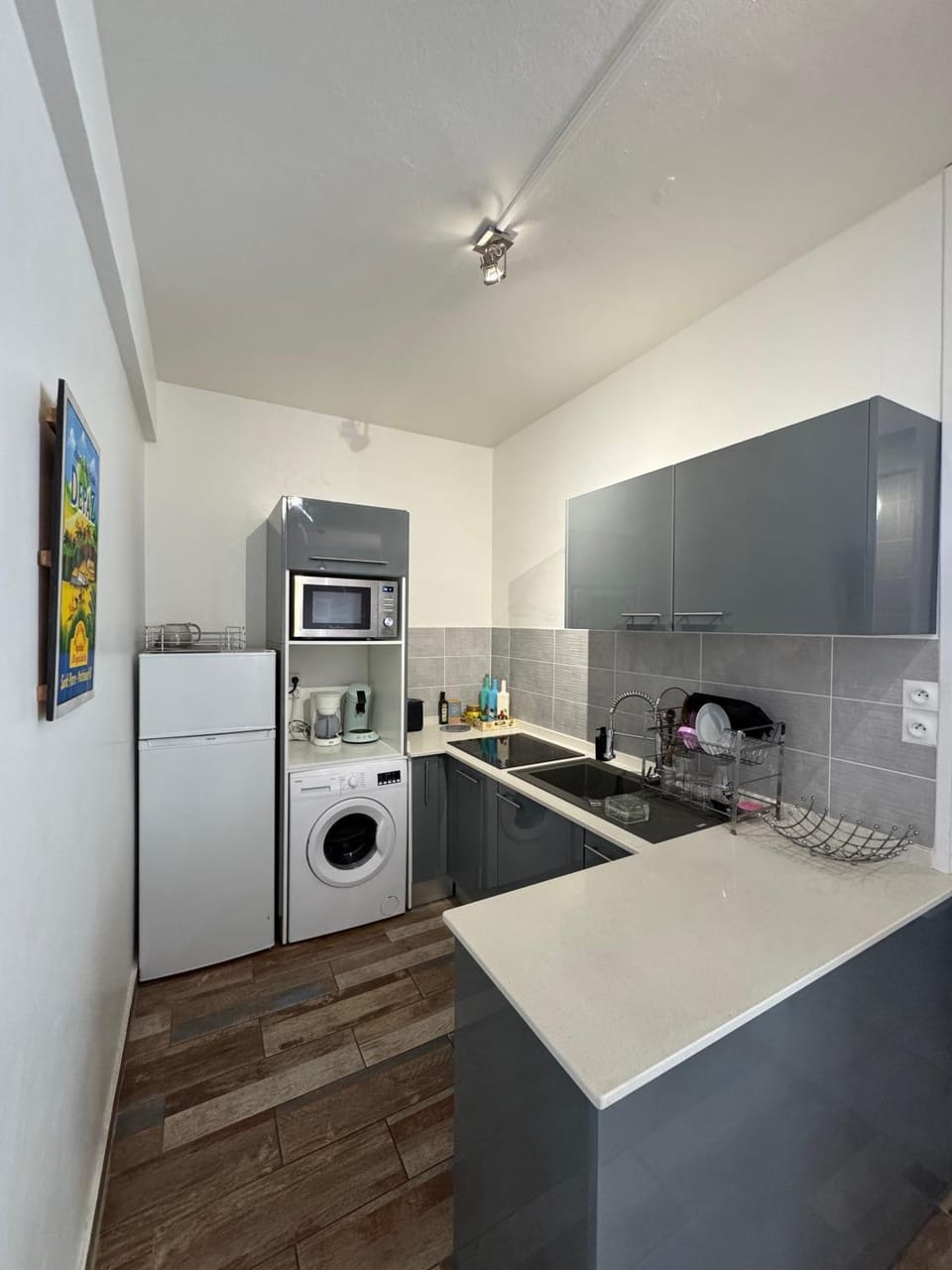 Kitchen or kitchenette, dishwasher, toaster