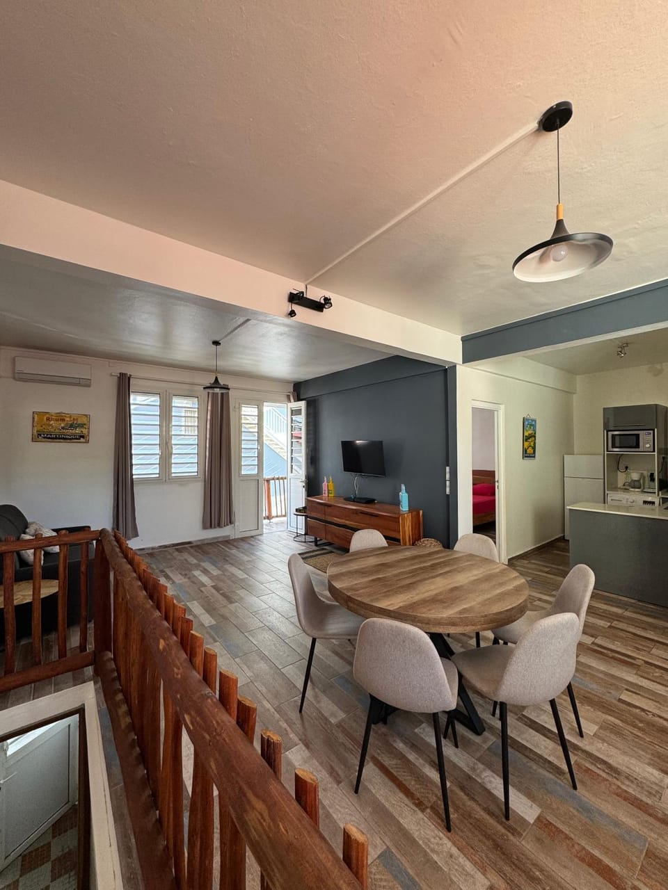 TV and multimedia, Kitchen or kitchenette, Living room, Seating area, Dining area