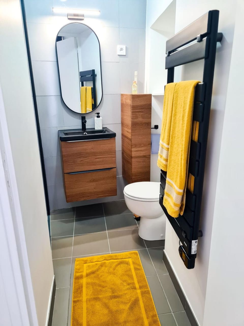 Toilet, Bathroom, towels