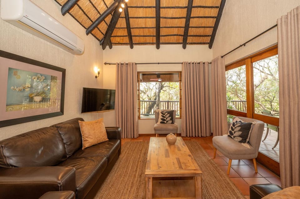TV and multimedia, Living room, Seating area, Evening entertainment