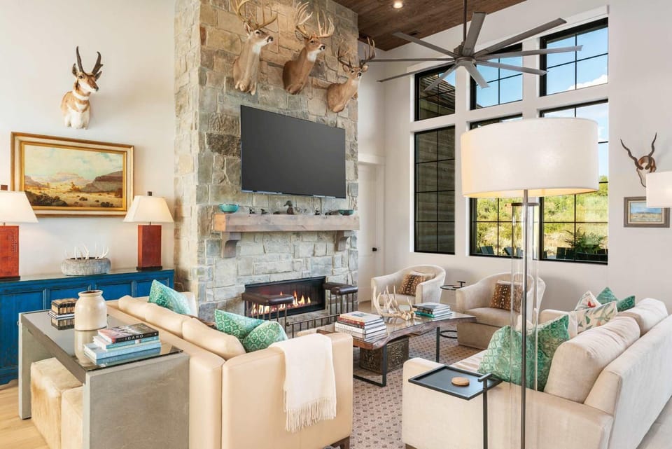Basecamp Stays - Lux Teton Lodge Privacy & Hot Tub House in Idaho