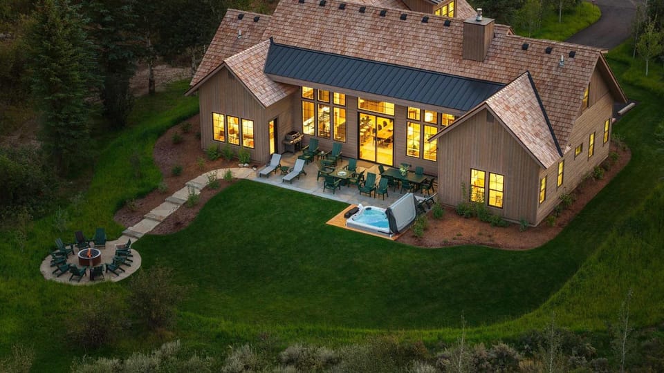 Basecamp Stays - Lux Teton Lodge Privacy & Hot Tub House in Idaho