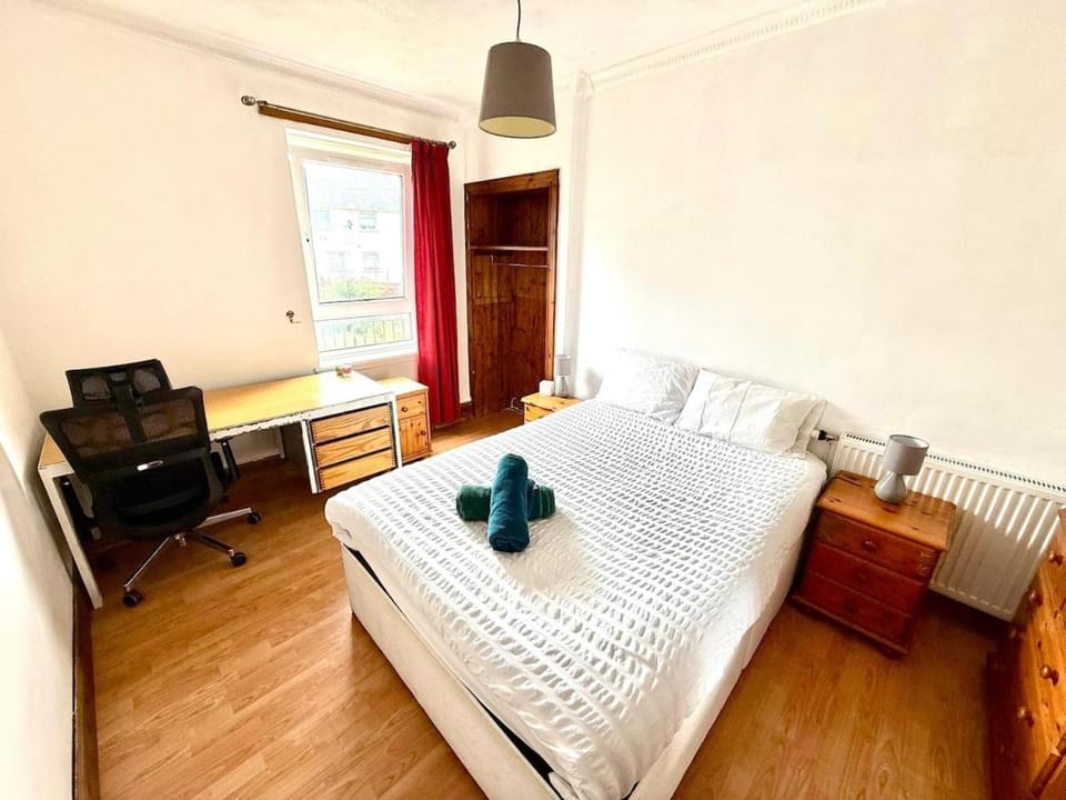 Spacious 3 Bedroom Flat Apartment in Edinburgh