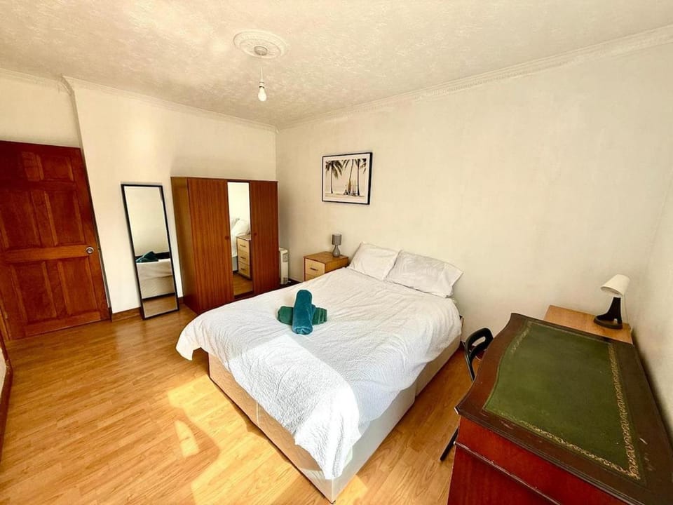 Spacious 3 Bedroom Flat Apartment in Edinburgh