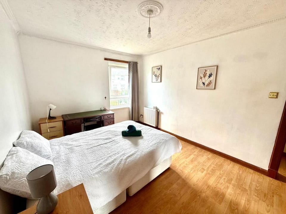 Spacious 3 Bedroom Flat Apartment in Edinburgh
