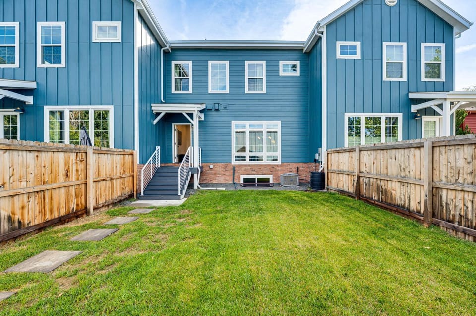 Family Haven, Walk to Dtwn Erie: Bring Your Pets! House in Erie