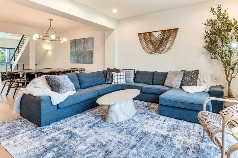 Family Haven, Walk to Dtwn Erie: Bring Your Pets! House in Erie