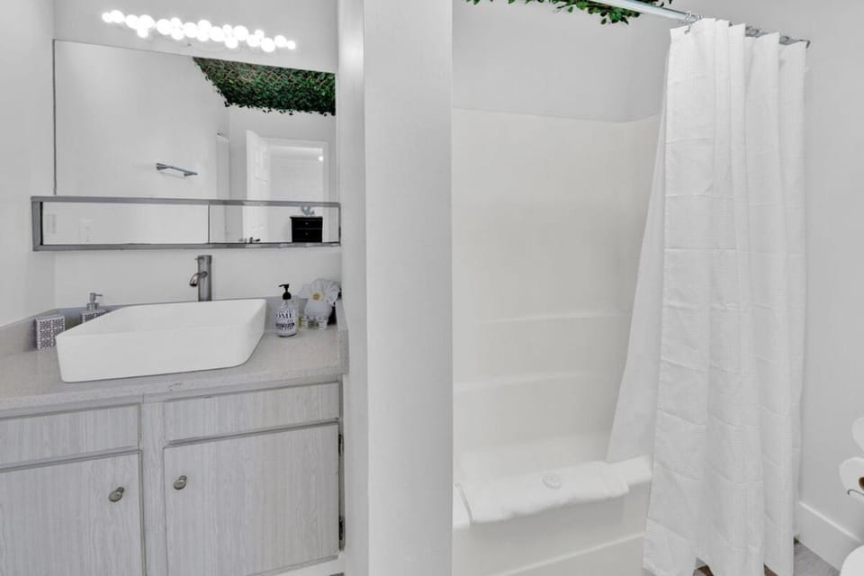 240 Queen Bed, 3 Pools, 80in TV Apartment in Destin