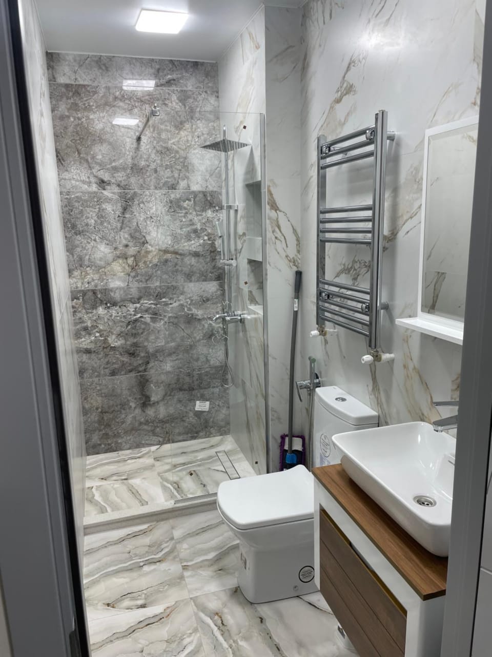 Shower, Toilet, Bathroom, towels
