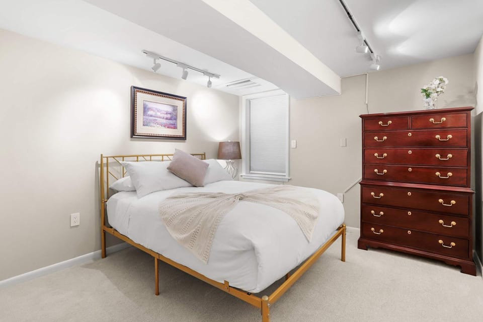 Sojourn Warm Capitol Hill Stay Near Eastern Market Apartment in Capitol Hill