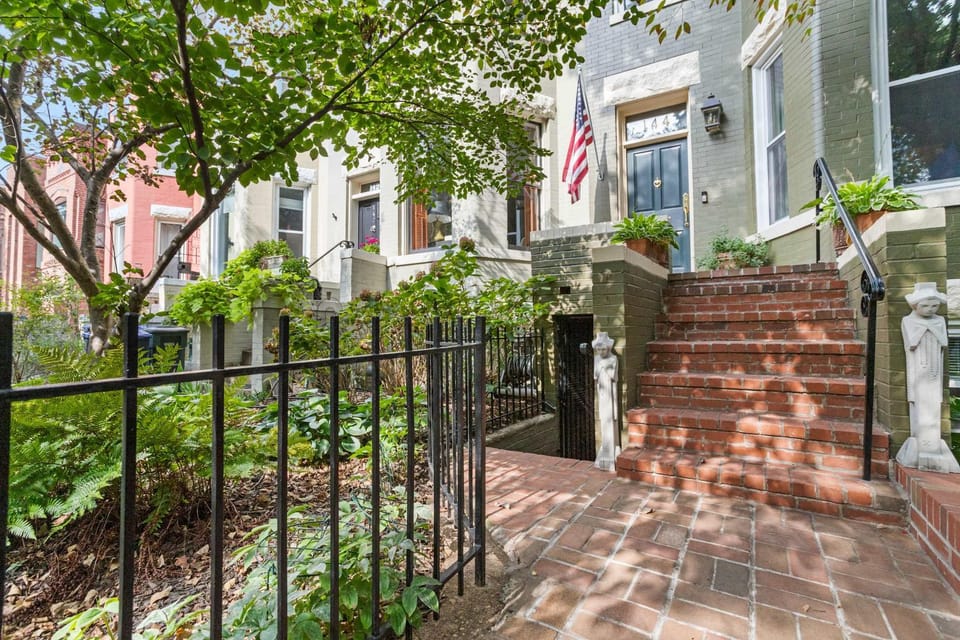 Sojourn Warm Capitol Hill Stay Near Eastern Market Apartment in Capitol Hill