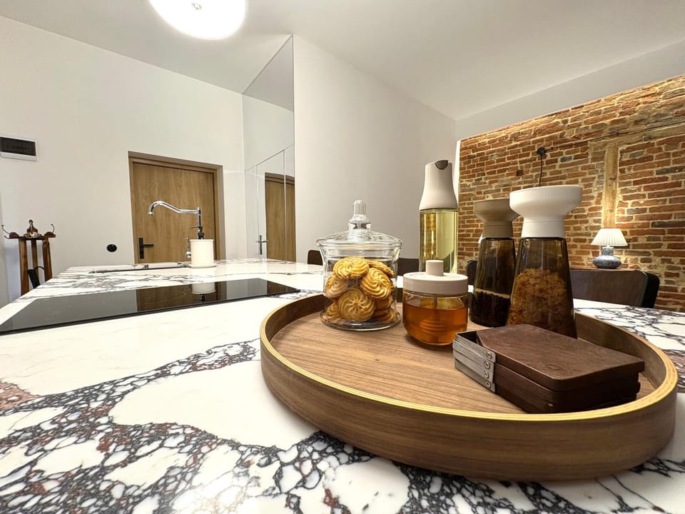 Kitchen or kitchenette, Food and drinks, Dining area, Food, Drinks