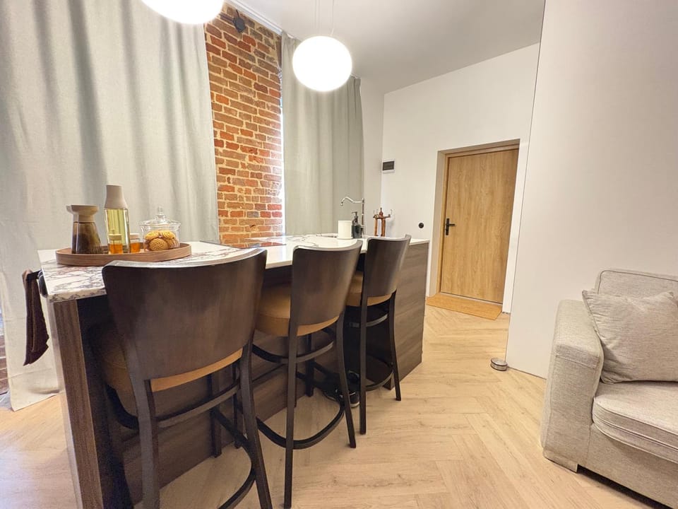 Kitchen or kitchenette, Food and drinks, Dining area, Food