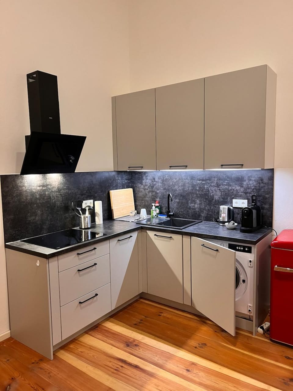Coffee/tea facilities, Kitchen or kitchenette, minibar, oven, stove, toaster