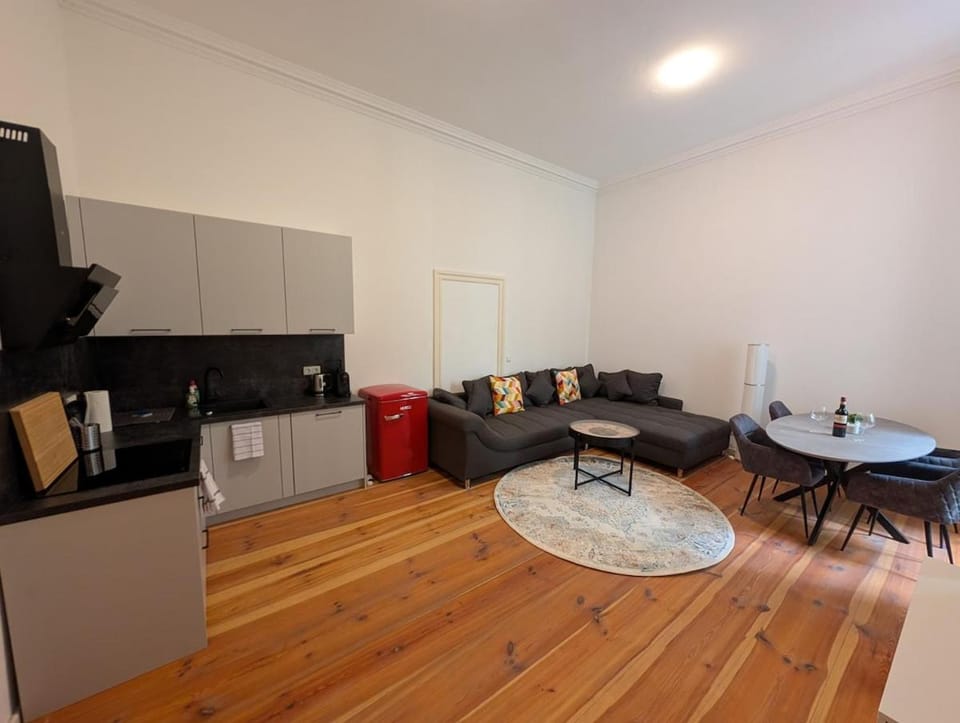 Coffee/tea facilities, Kitchen or kitchenette, Living room, Seating area, Dining area, minibar, pet friendly, stove