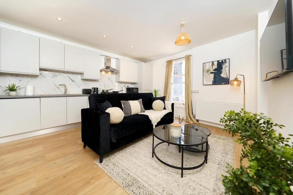 Spacious 2 Floor Flat Sleeps 6 Prime London Apartment in London