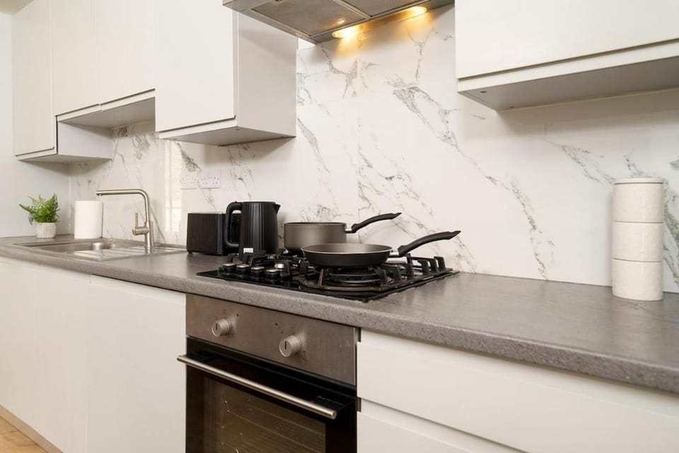 Spacious 2 Floor Flat Sleeps 6 Prime London Apartment in London
