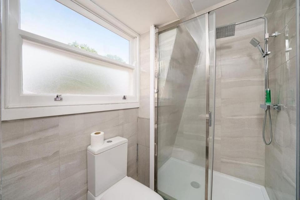 Spacious 2 Floor Flat Sleeps 6 Prime London Apartment in London