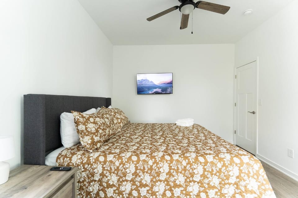 Shower, Bed, Bathroom, TV and multimedia, Bedroom
