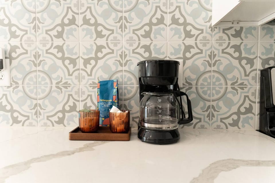 Coffee/tea facilities, Kitchen or kitchenette, dishwasher, oven, stove