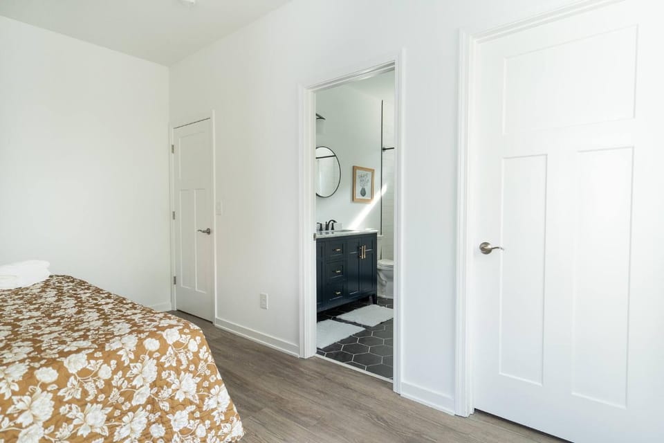 Shower, Bed, Bathroom, TV and multimedia, Bedroom