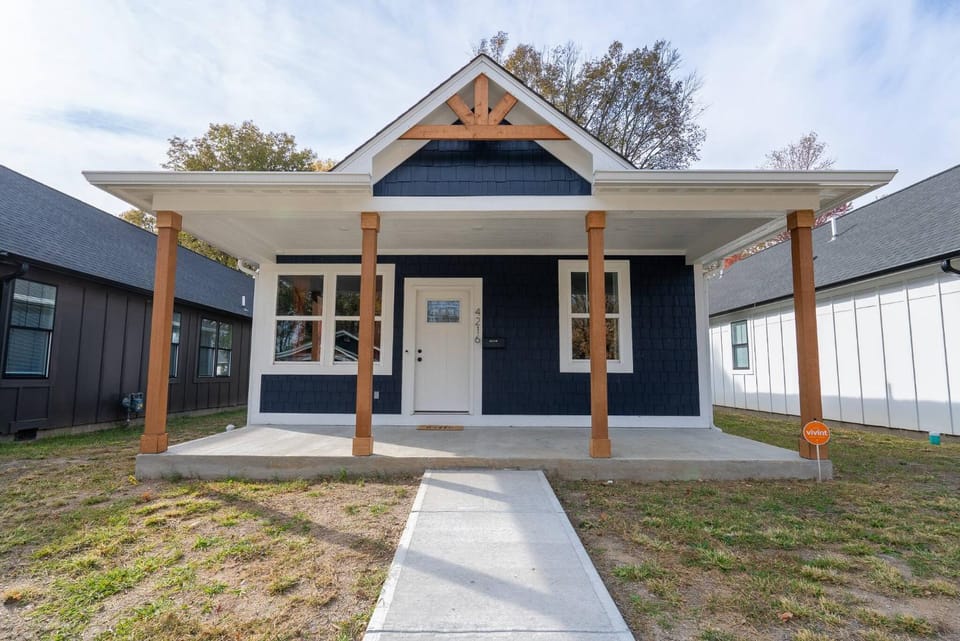 Facade/entrance, Street view, Location