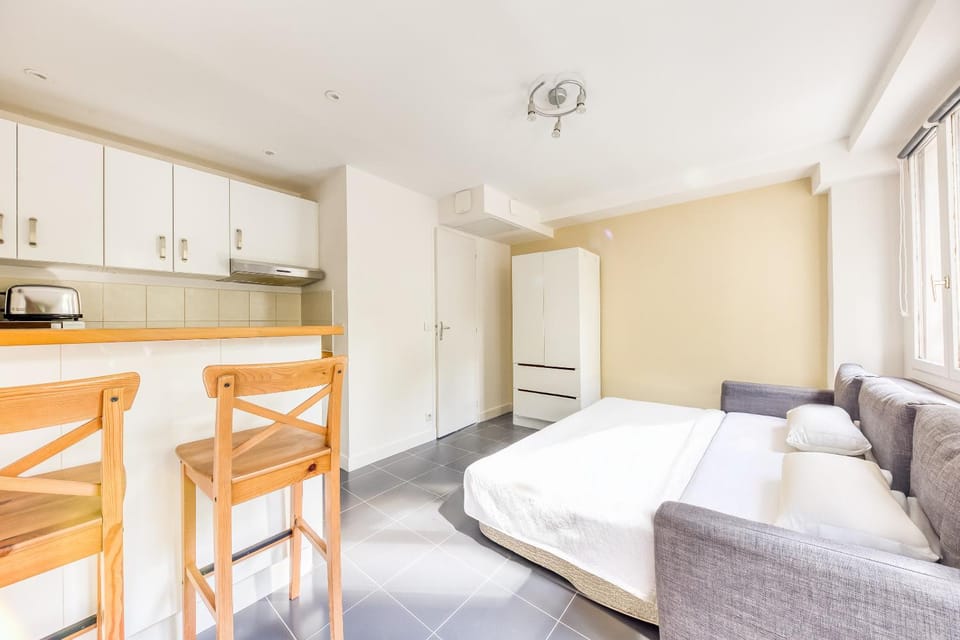 Bed, Living room, Photo of the whole room, Seating area, Bedroom, stove, wardrobe