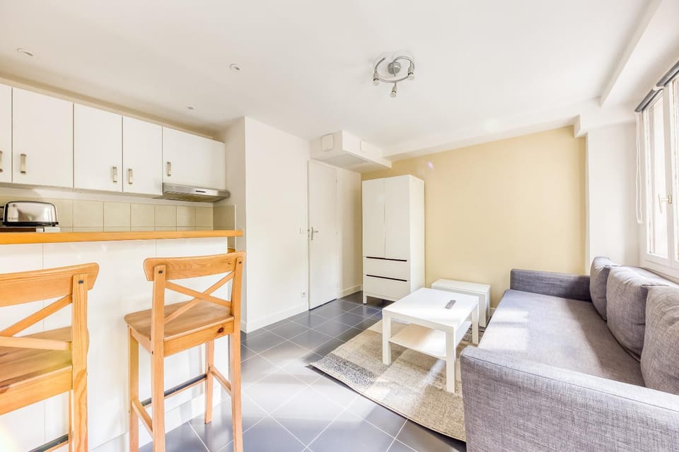Kitchen or kitchenette, Living room, Seating area, Dining area, stove