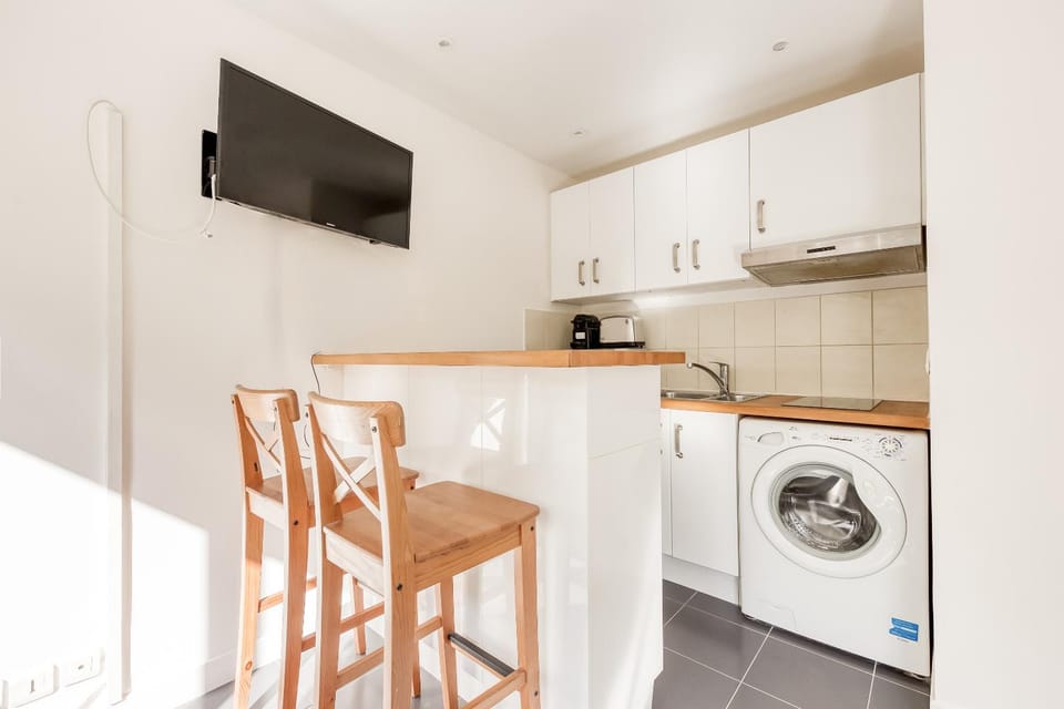 TV and multimedia, Kitchen or kitchenette, Living room, Seating area, Dining area, stove, washing machine