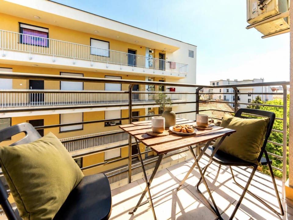 Prime Stay - Modern 1 Bedroom Apartment with Parking Included & Balcony Apartment in Budapest