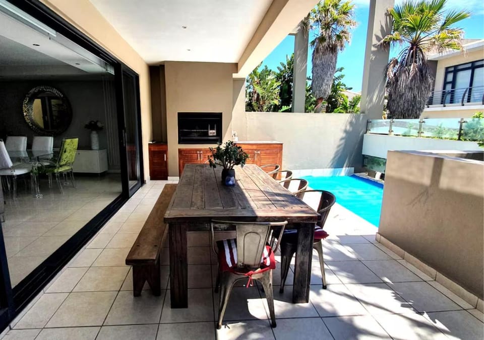 Balcony/Terrace, Food and drinks, Seating area, Dining area, Swimming pool, Breakfast, Lunch