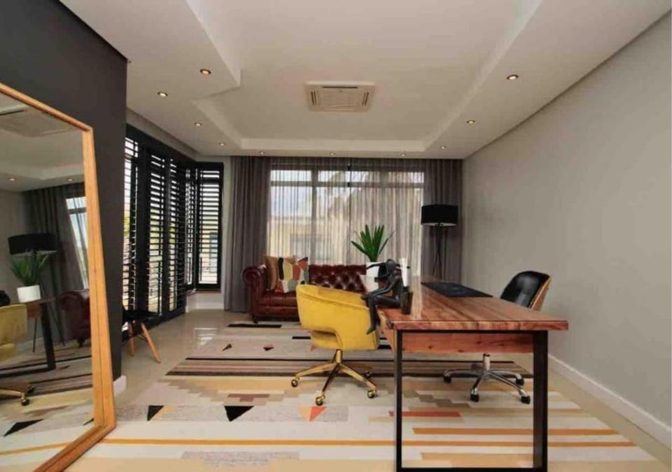 Living room, Lounge or bar, Seating area, Dining area