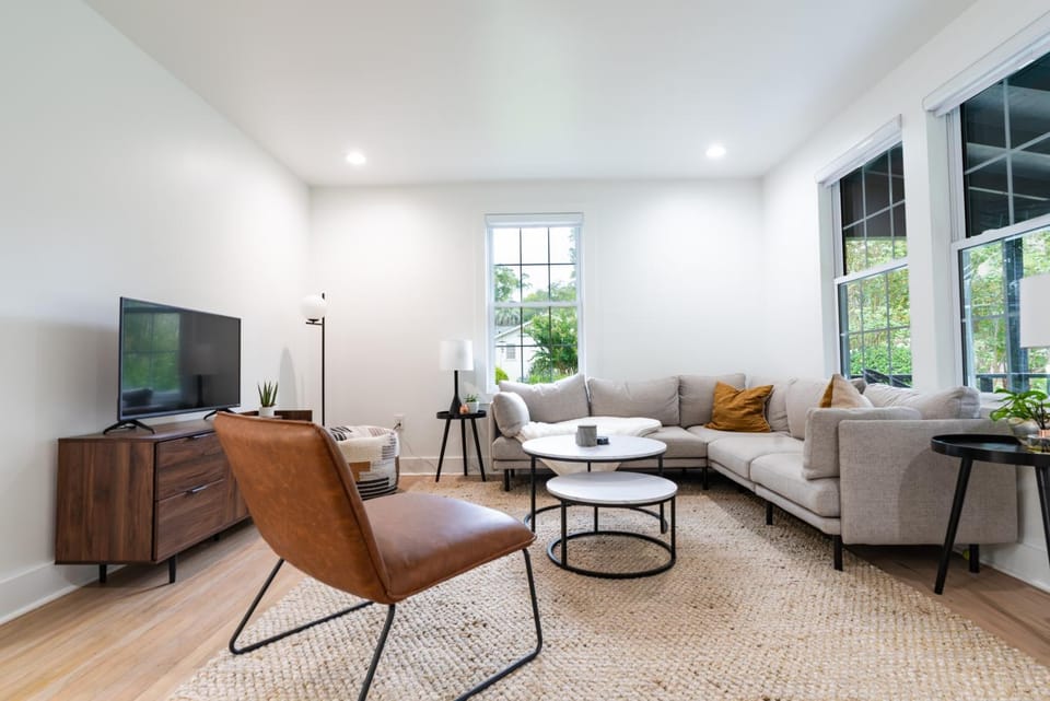 Walk to Midtown - Luxury 32 close to FSU! House in Tallahassee