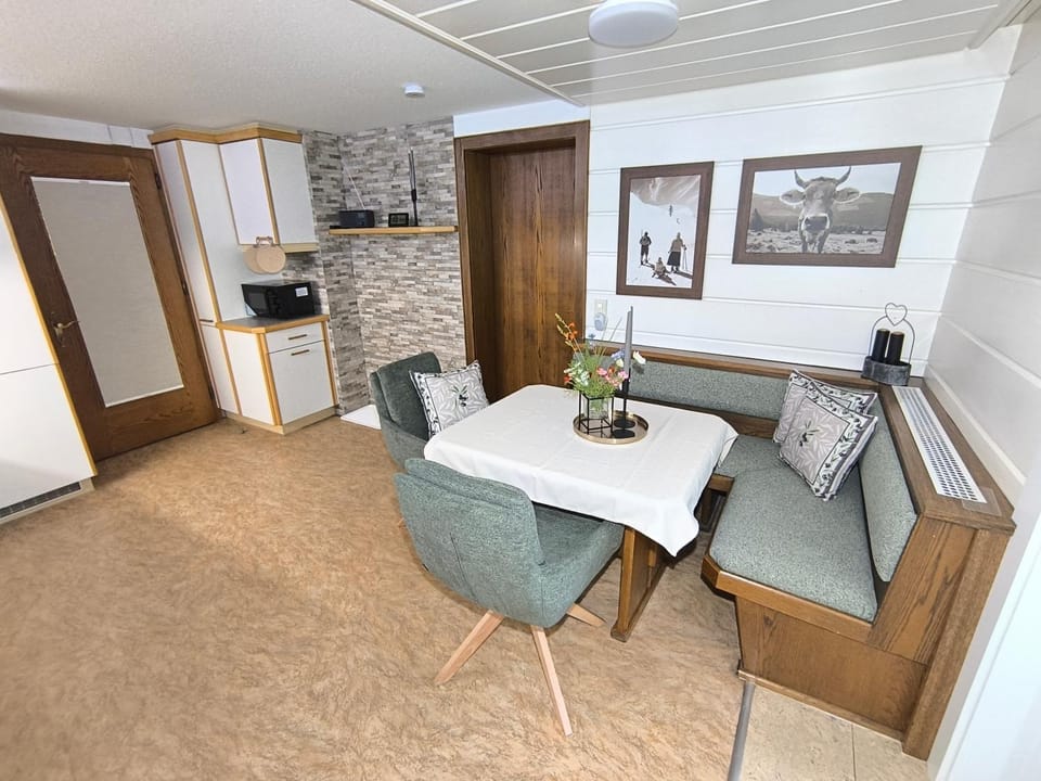 Seating area, Dining area
