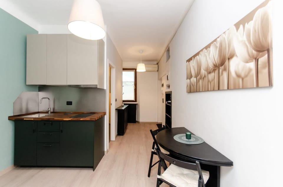 Kitchen or kitchenette, Dining area, hair dresser