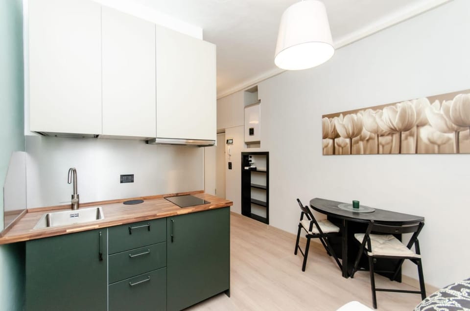 Kitchen or kitchenette, Dining area, stove