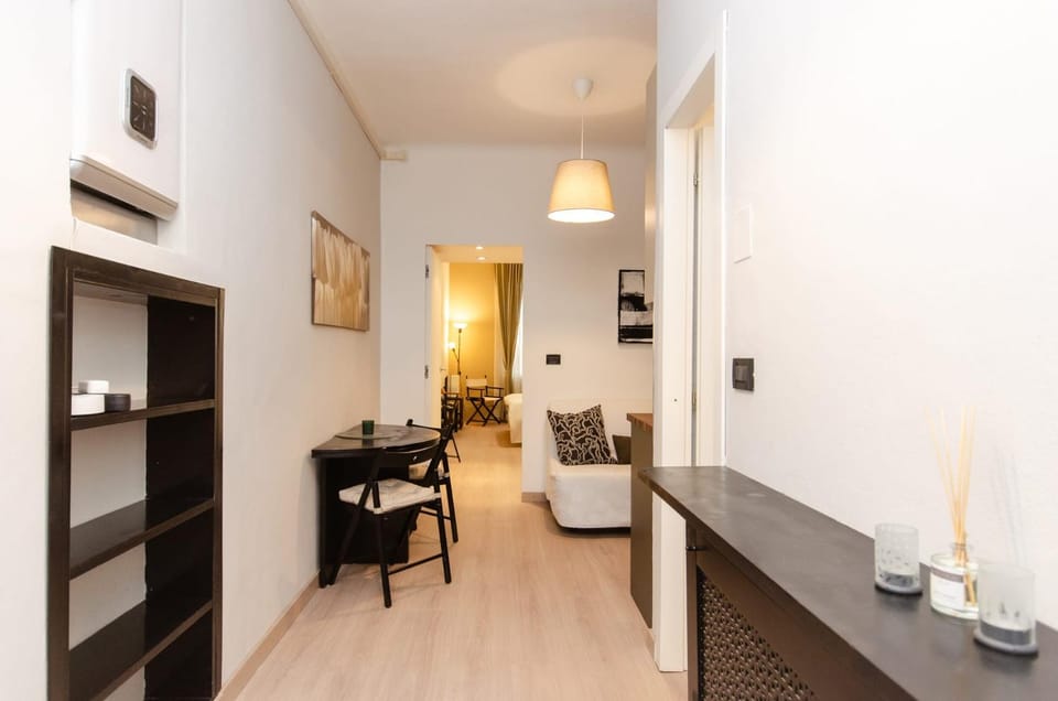 Bed, TV and multimedia, Living room, Photo of the whole room, Seating area, Dining area, Bedroom, air conditioner