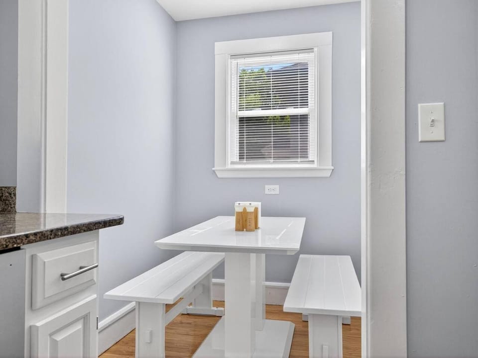 Vintage 5BR apt in Boston with Free Parking Apartment in Allston