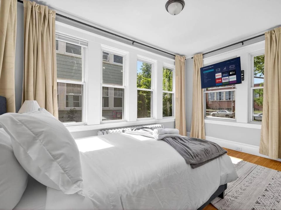 Vintage 5BR apt in Boston with Free Parking Apartment in Allston