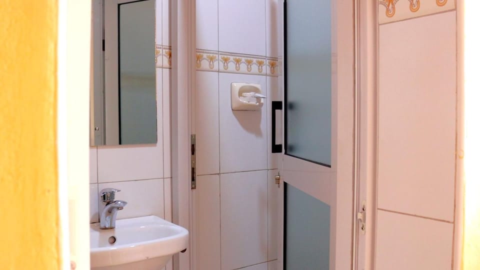 Shower, Toilet