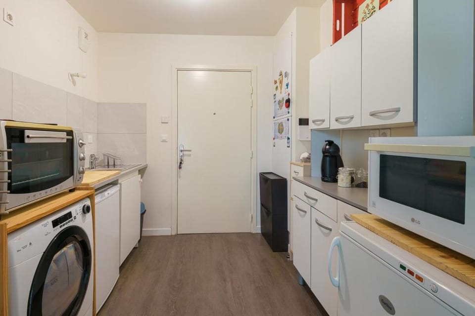 Kitchen or kitchenette, oven, stove, washing machine