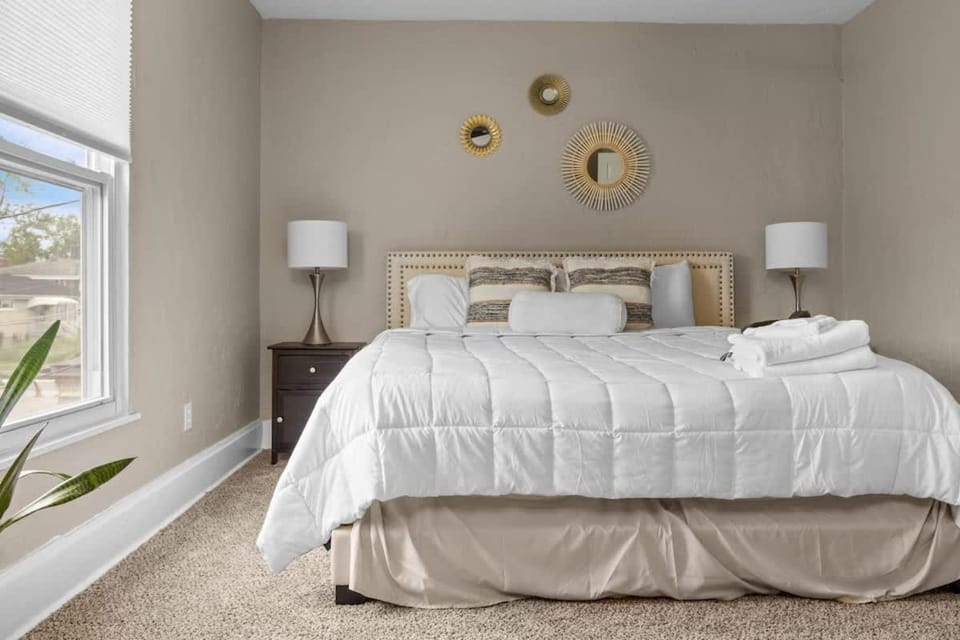 Plush 4BR Retreat Patio & Parking House in Pittsburgh