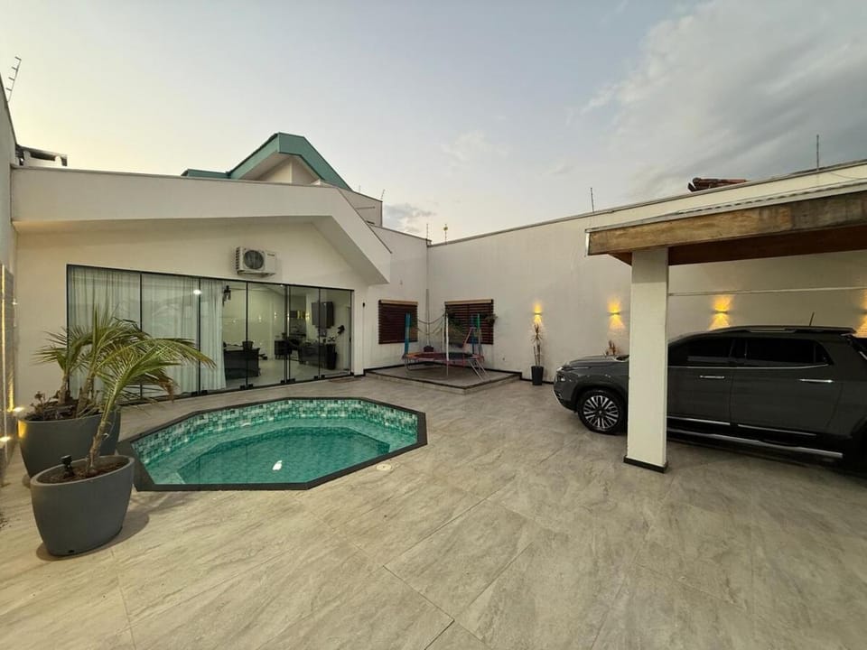 Property building, Hot Tub, Pool view, Swimming pool, Parking