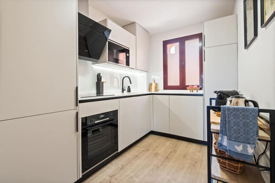 Coffee/tea facilities, Kitchen or kitchenette, oven, stove