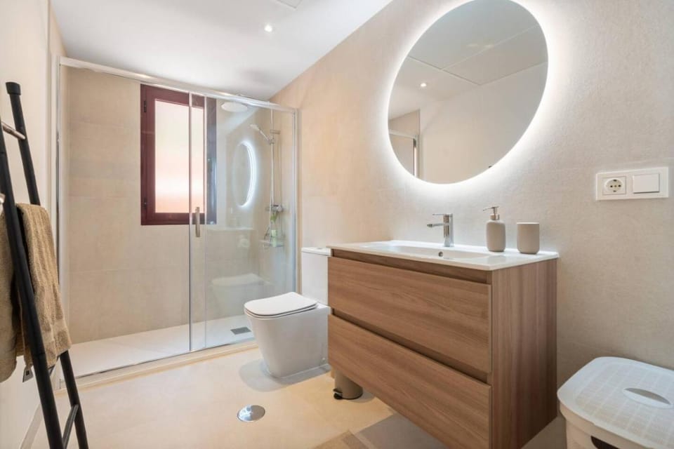 Shower, Toilet, Bathroom, towels