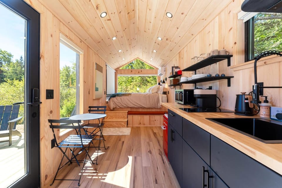 Aurora Nook-Cabin with Shower & Queen Bed Cabin in Sorrento