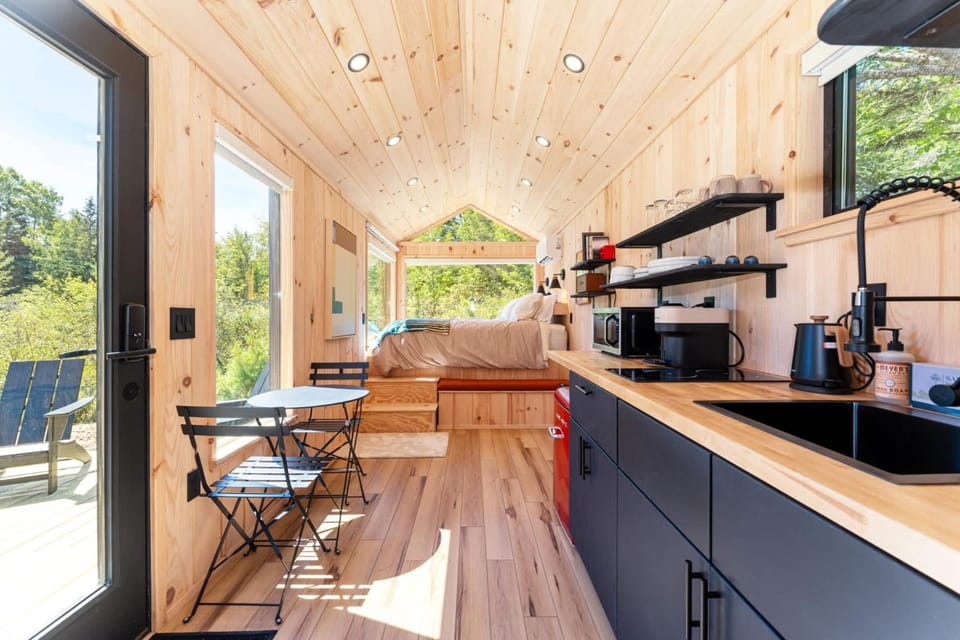 Aurora Nook-Cabin with Shower & Queen Bed Cabin in Sorrento