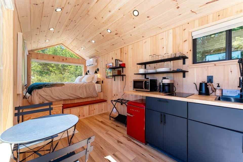 Aurora Nook-Cabin with Shower & Queen Bed Cabin in Sorrento