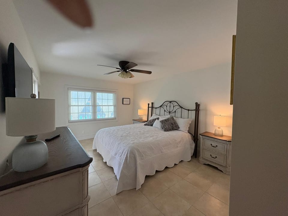 First-Floor 2BR 2BA Condo in Old Naples Steps to 5th Ave South & the Beach Apartment in Naples