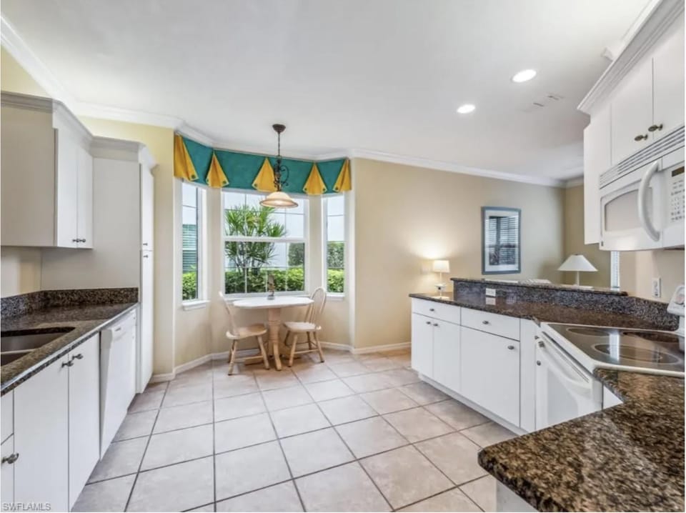Chill this fall by the fairway with Strand access Apartment in Collier County